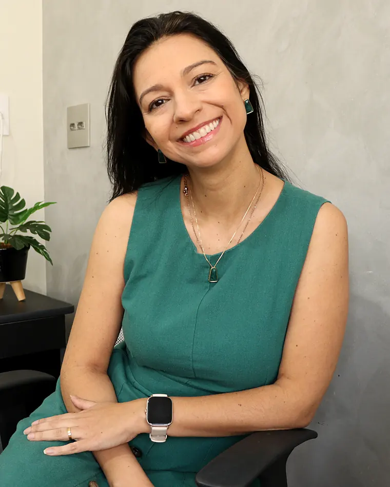 Dra. Elaine Tofeti, advogada em Franca/SP, em seu escritório